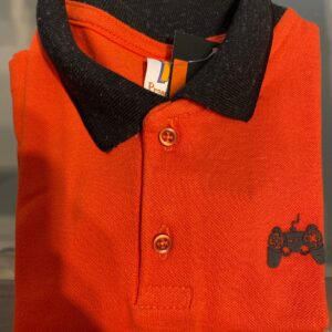 Camisa polo laranja e azul