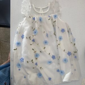 Vestido branco flor aplicada azul