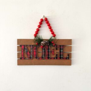 Enfeite de Pendurar Placa Noel com Pick Pinha