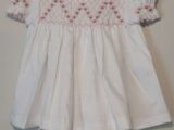 VESTIDO FAVO C/ PÉROLAS BRANCO – 10 MESES