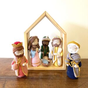 Sagrada Família e Reis Magos Amigurumi com Estábulo